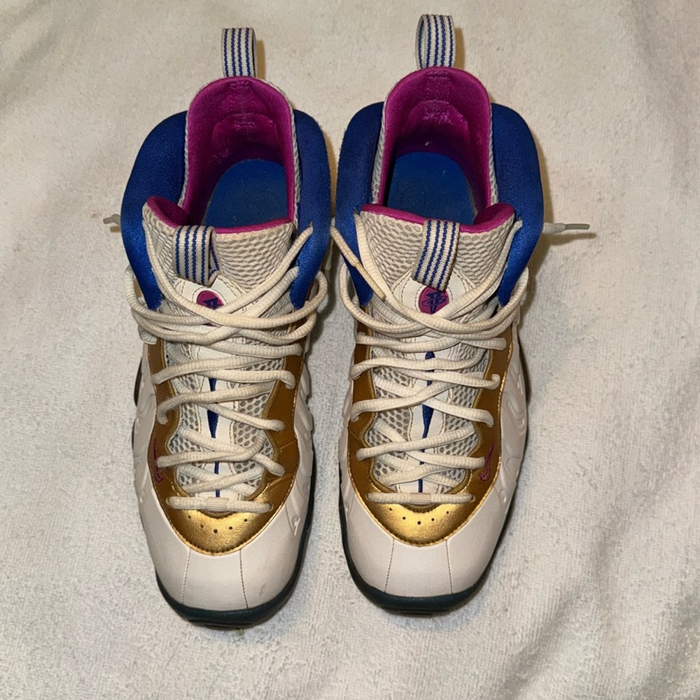 NIKE FOAMS 
White, blue, purple, and gold Nike 
Barely worn 
Big kids 7
